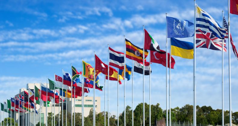 Flaggen der Mitgliedstaaten der UN, die die Nachhaltigkeit in den letzten 30 Jahren vorangetrieben hat.